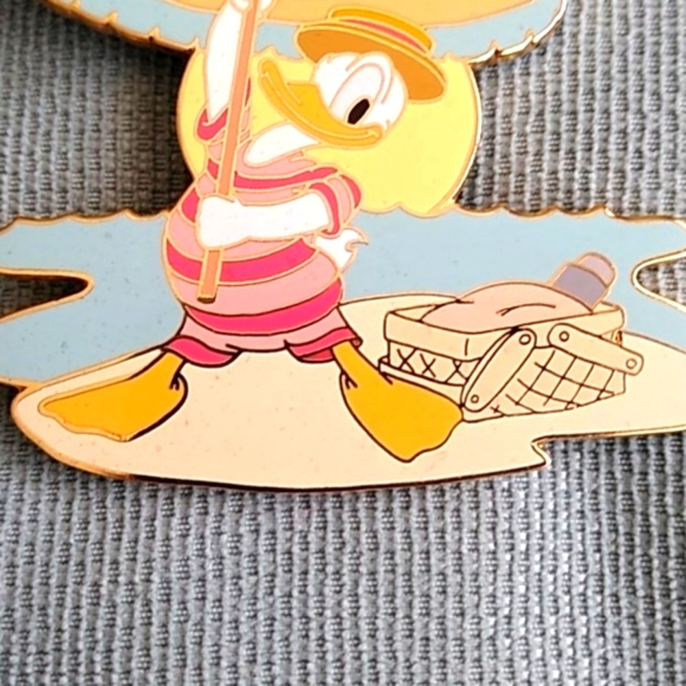DISNEY AUCTION DONALD PIN - Picture 5 of 5